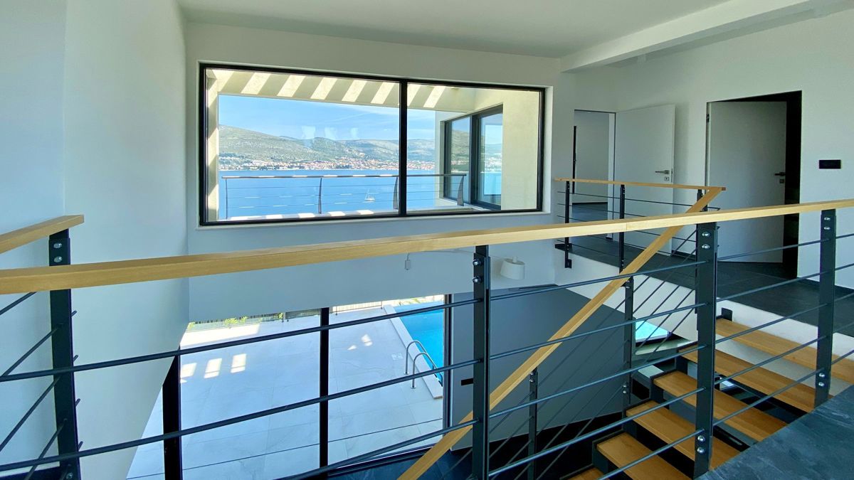 Villa moderna con vista panoramica sul mare