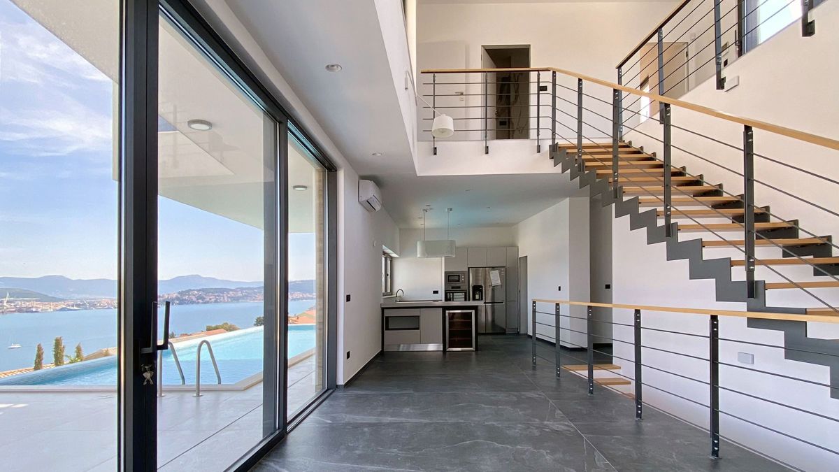 Villa moderna con vista panoramica sul mare