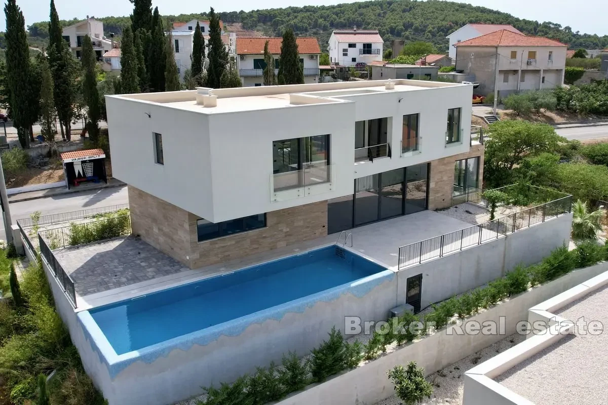 Villa moderna con vista panoramica sul mare