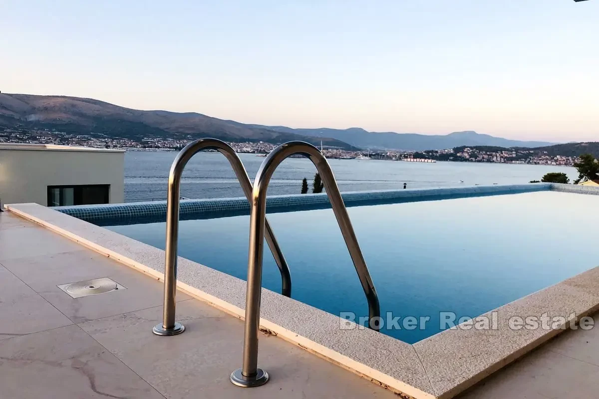 Villa moderna con vista panoramica sul mare