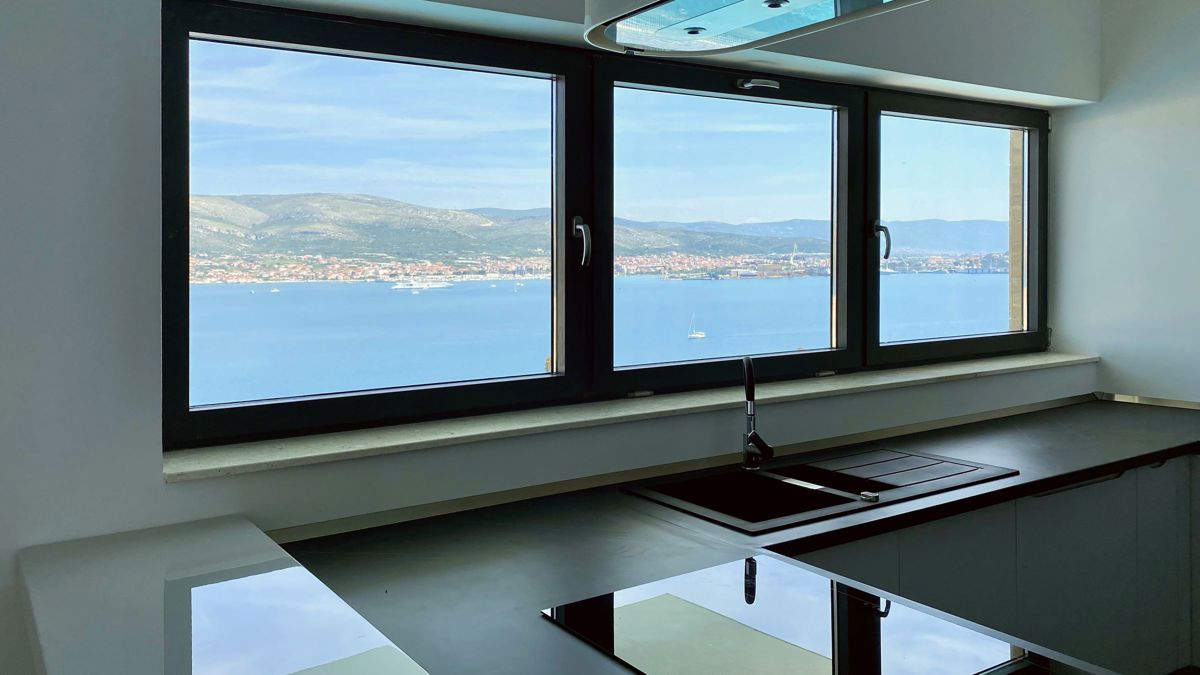 Villa moderna con vista panoramica sul mare