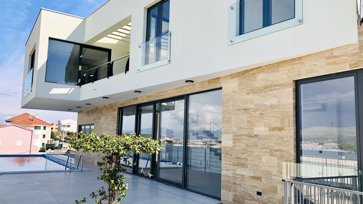 Villa moderna con vista panoramica sul mare