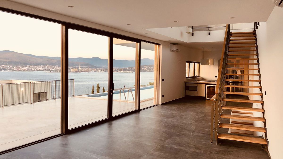 Villa moderna con vista panoramica sul mare