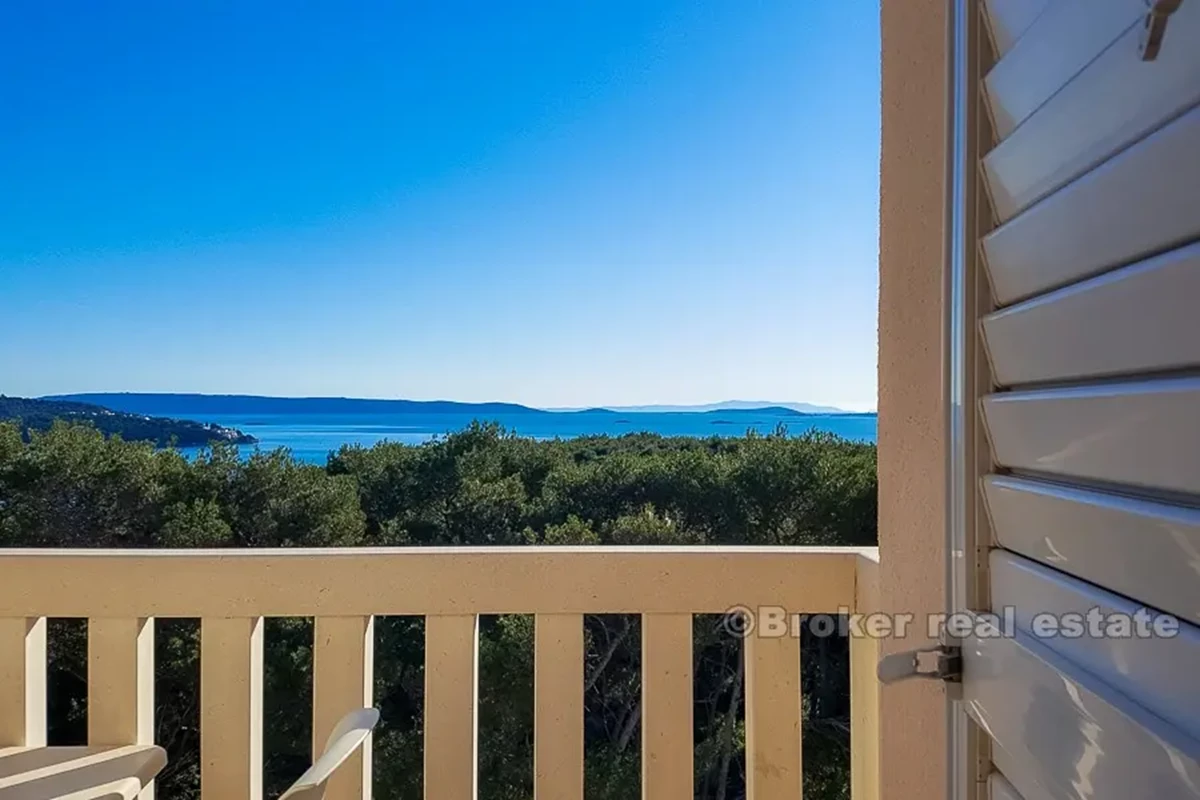 Albergo in un piccolo villaggio, con vista sul mare, in vendita