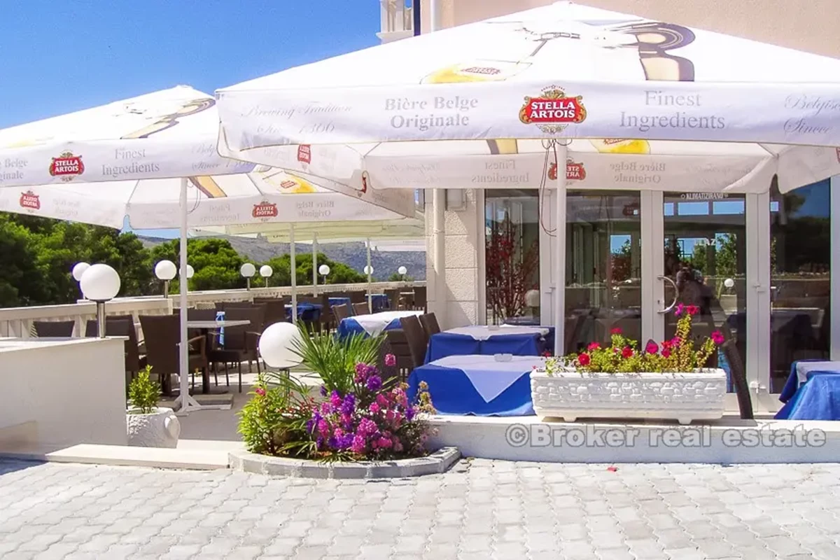 Albergo in un piccolo villaggio, con vista sul mare, in vendita