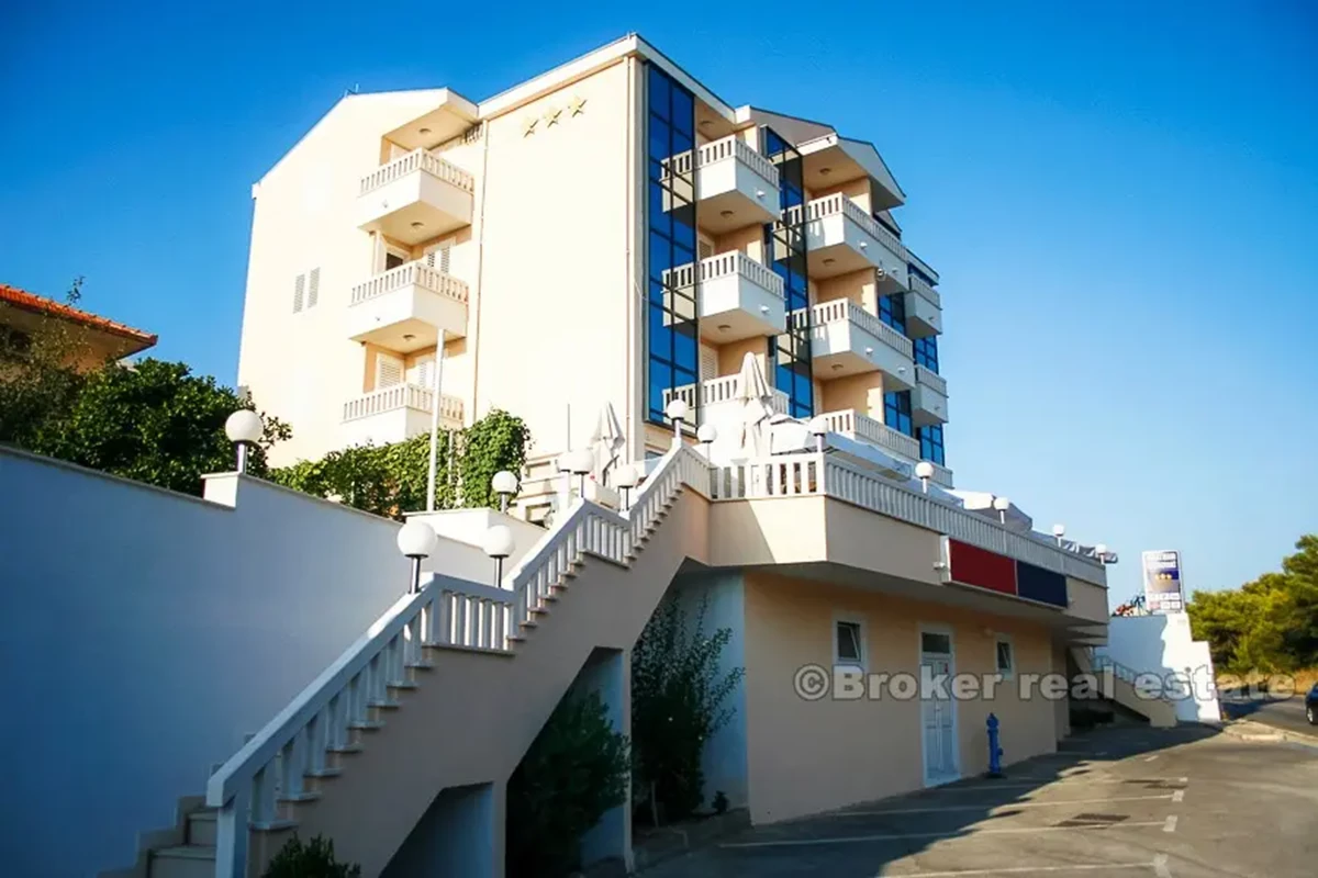 Albergo in un piccolo villaggio, con vista sul mare, in vendita