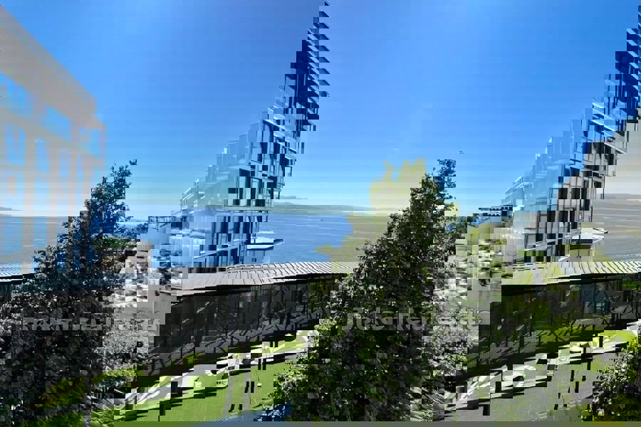 Esclusivo appartamento in villa con vista mare