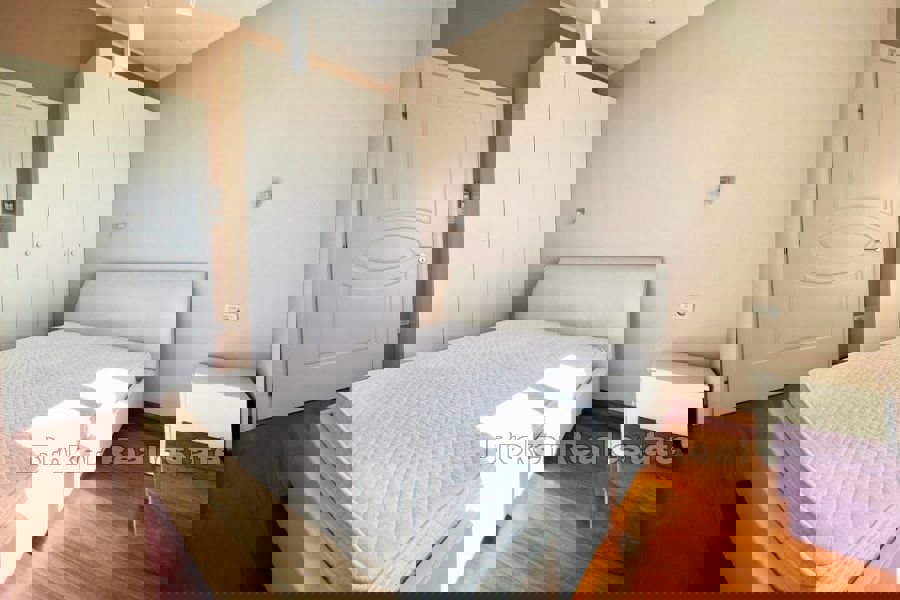 Esclusivo appartamento in villa con vista mare