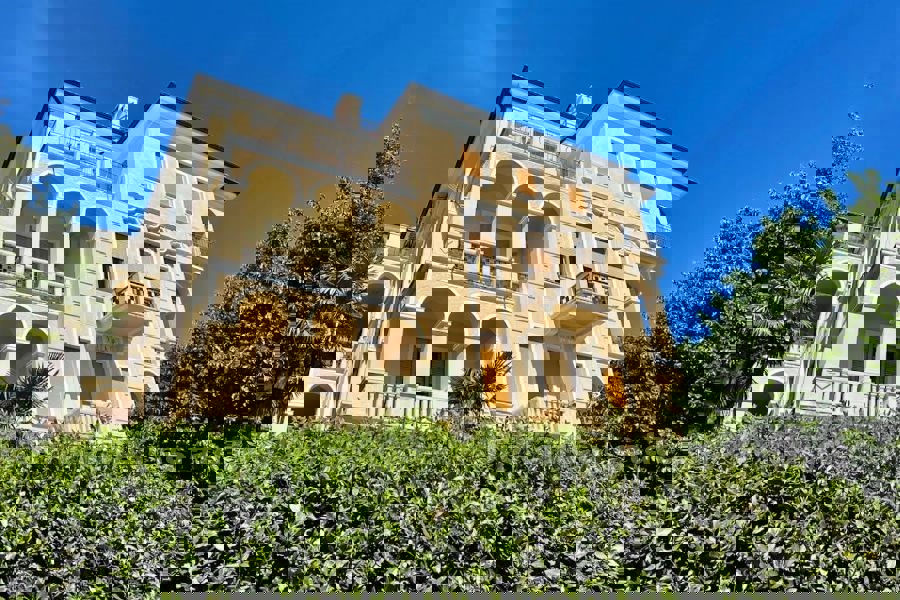 Esclusivo appartamento in villa con vista mare