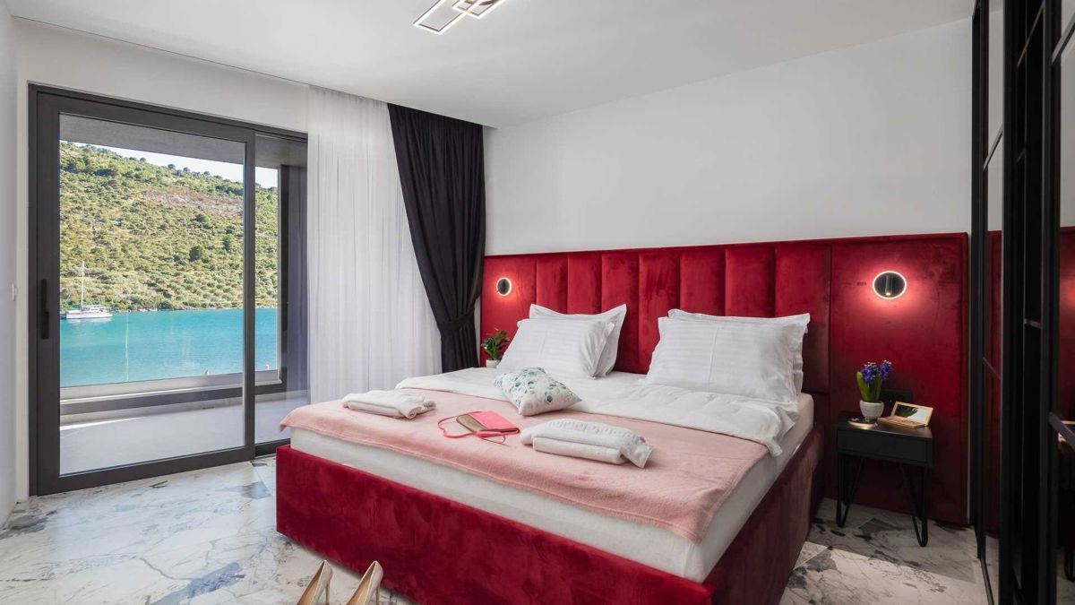 Villa moderna di nuova costruzione con piscina in prima fila al mare