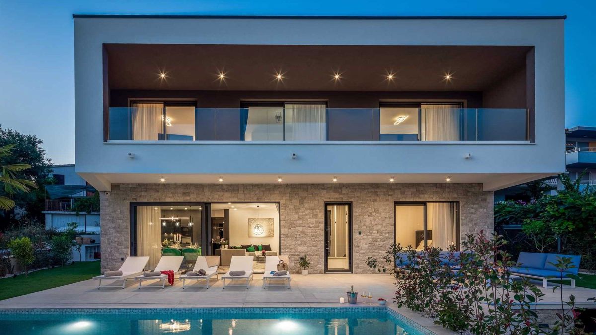 Villa moderna di nuova costruzione con piscina in prima fila al mare