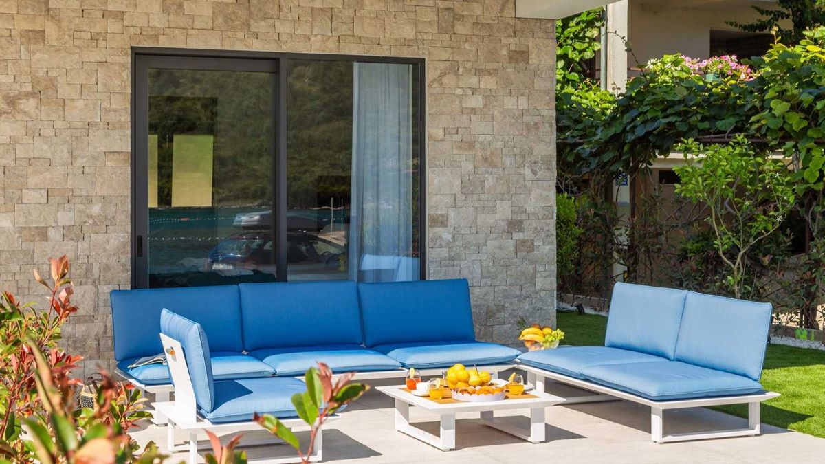Villa moderna di nuova costruzione con piscina in prima fila al mare