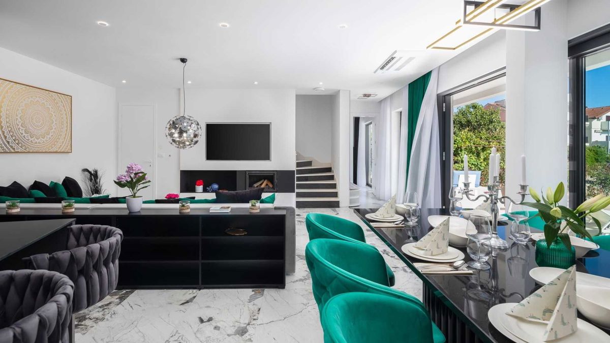 Villa moderna di nuova costruzione con piscina in prima fila al mare
