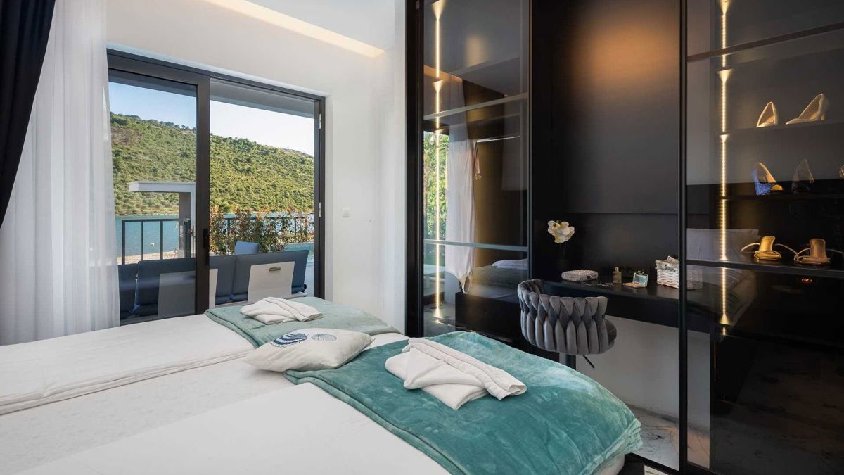 Villa moderna di nuova costruzione con piscina in prima fila al mare