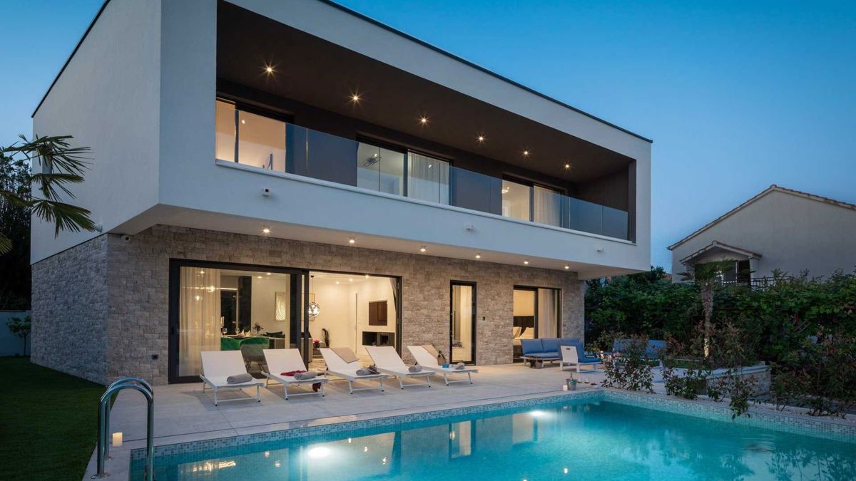 Villa moderna di nuova costruzione con piscina in prima fila al mare
