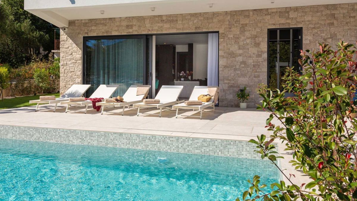 Villa moderna di nuova costruzione con piscina in prima fila al mare