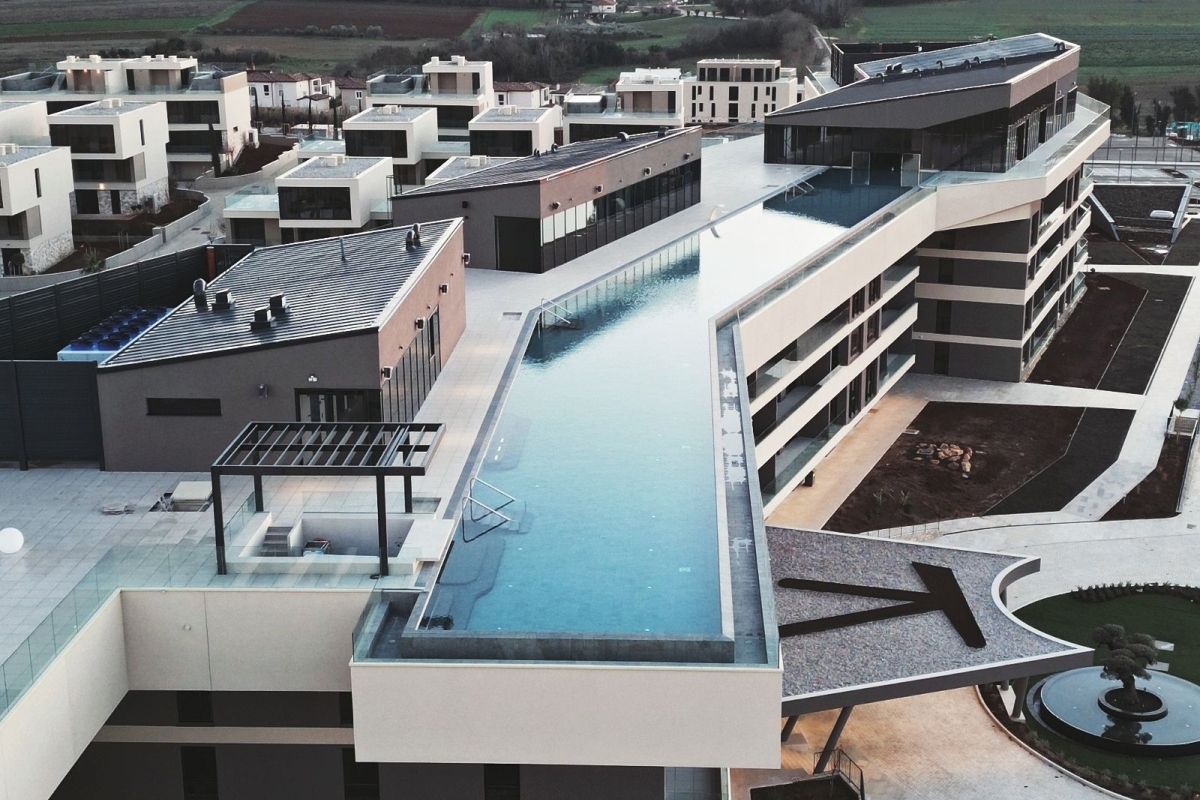 Bellissimo appartamento con due camere da letto in un nuovo edificio all'interno di un resort di lusso