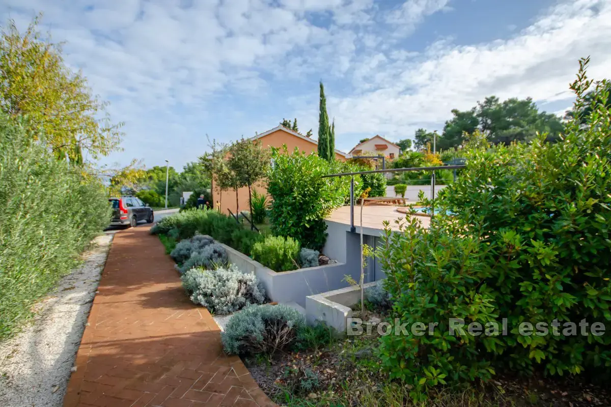 Casa con ampio giardino e piscina