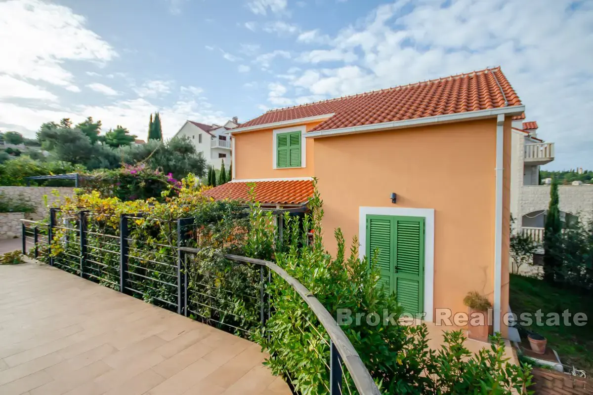 Casa con ampio giardino e piscina