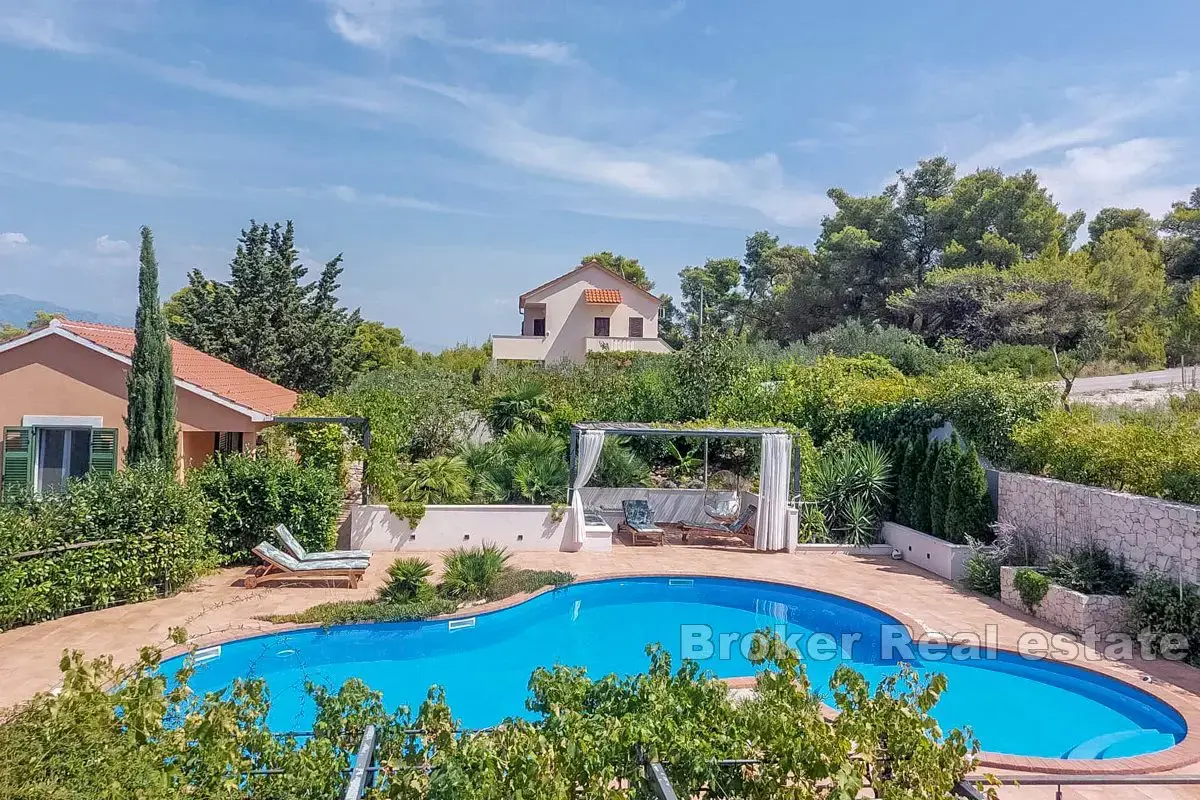 Casa con ampio giardino e piscina