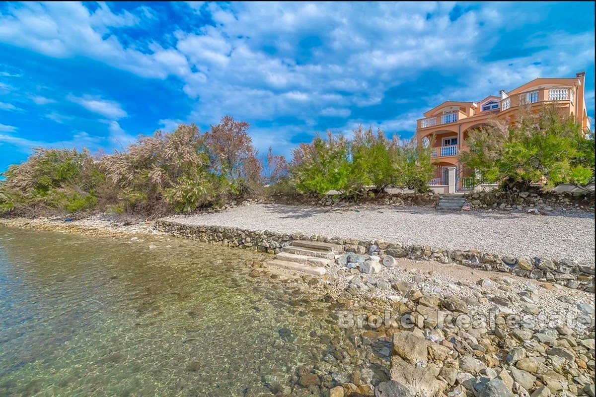 Casa con diversi appartamenti, prima fila al mare