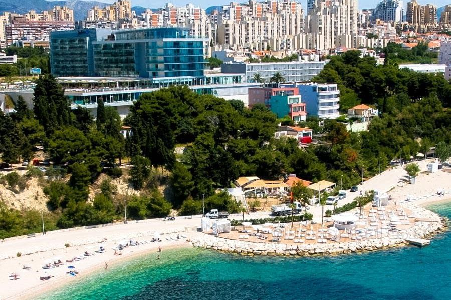 Terreno edificabile con vista mare, vicino alla spiaggia, in vendita