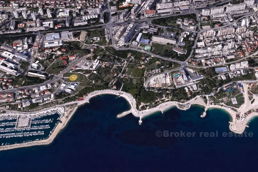 Terreno edificabile con vista mare, vicino alla spiaggia, in vendita