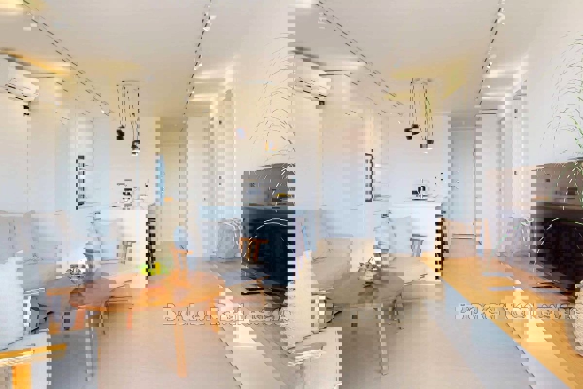 Appartamento moderno con ampia terrazza e vista panoramica