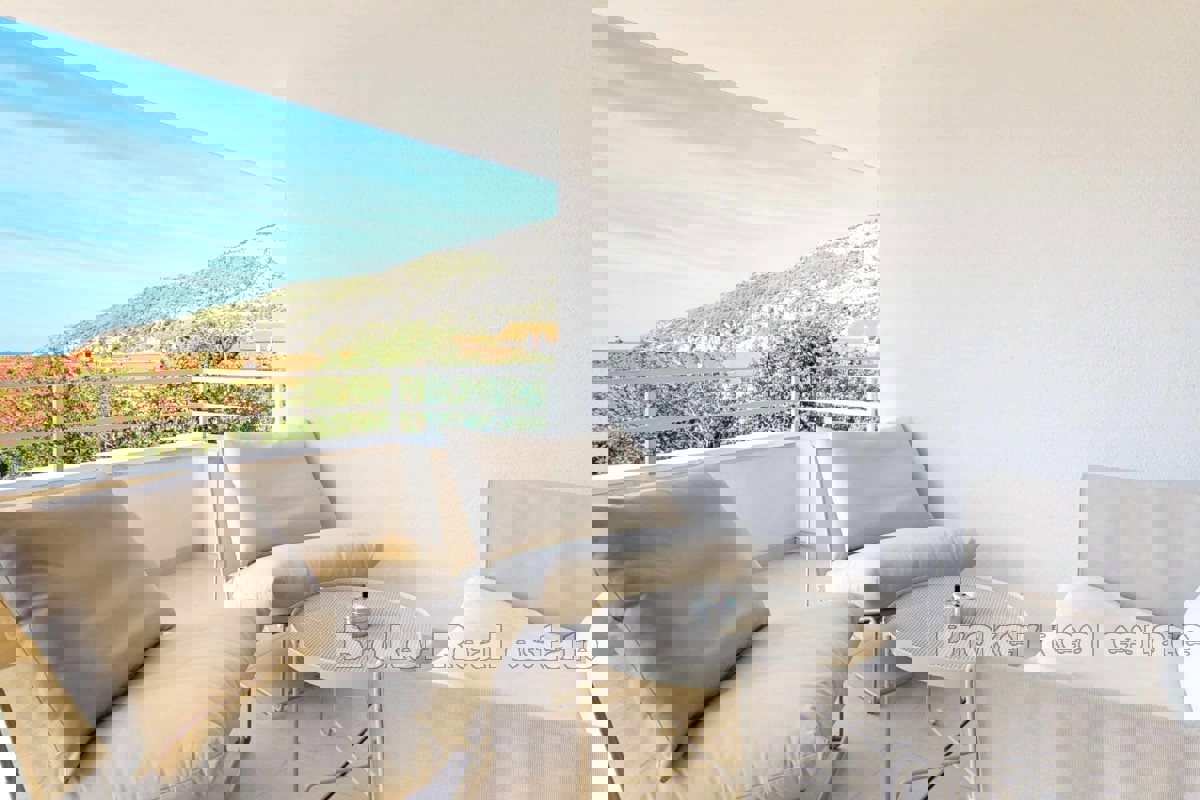 Appartamento moderno con ampia terrazza e vista panoramica