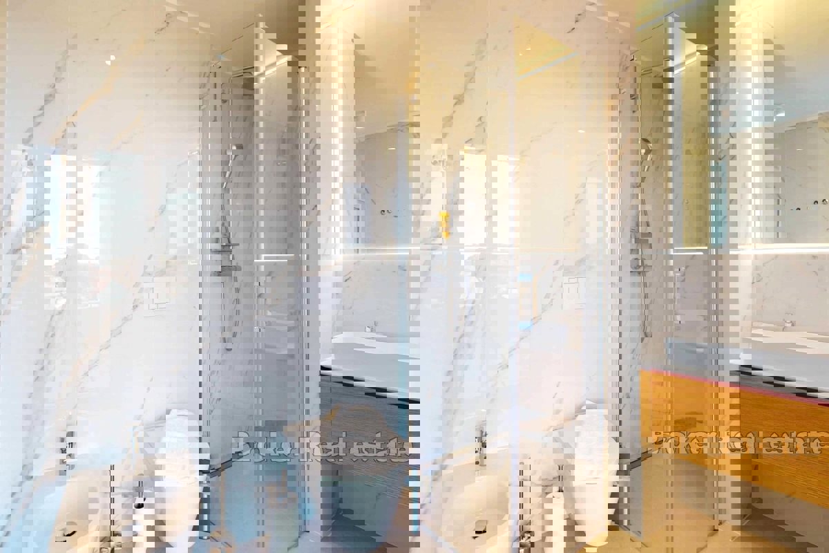 Appartamento moderno con ampia terrazza e vista panoramica