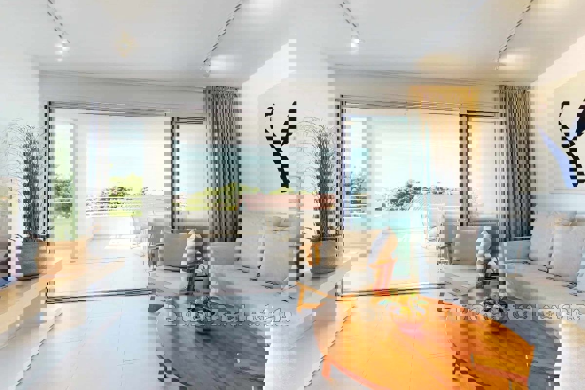 Appartamento moderno con ampia terrazza e vista panoramica