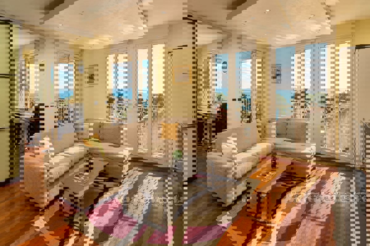 Bellissimo appartamento con tre camere da letto con vista mare