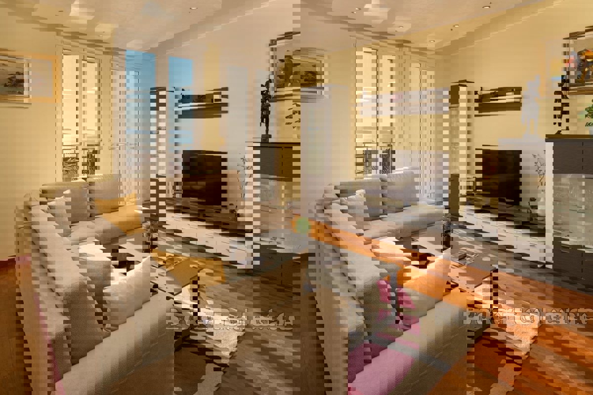 Bellissimo appartamento con tre camere da letto con vista mare