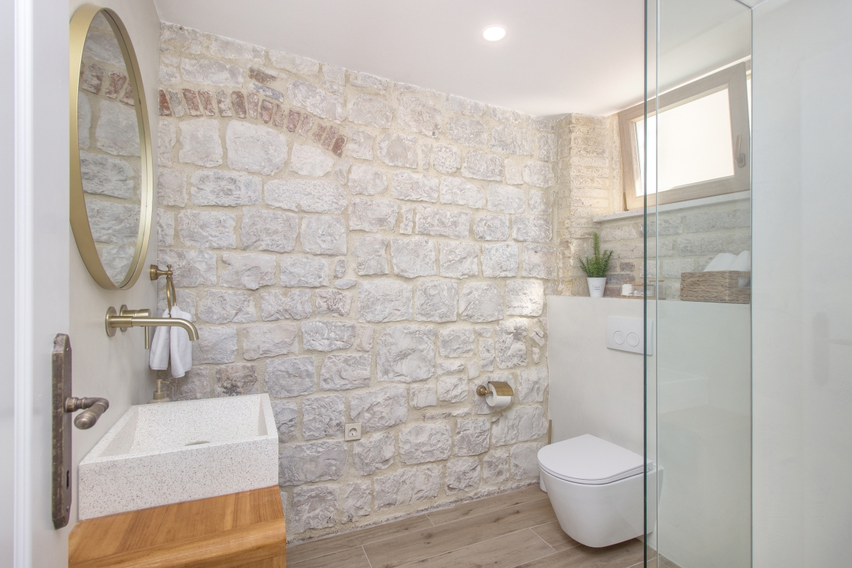 Autentica casa in pietra dal design moderno