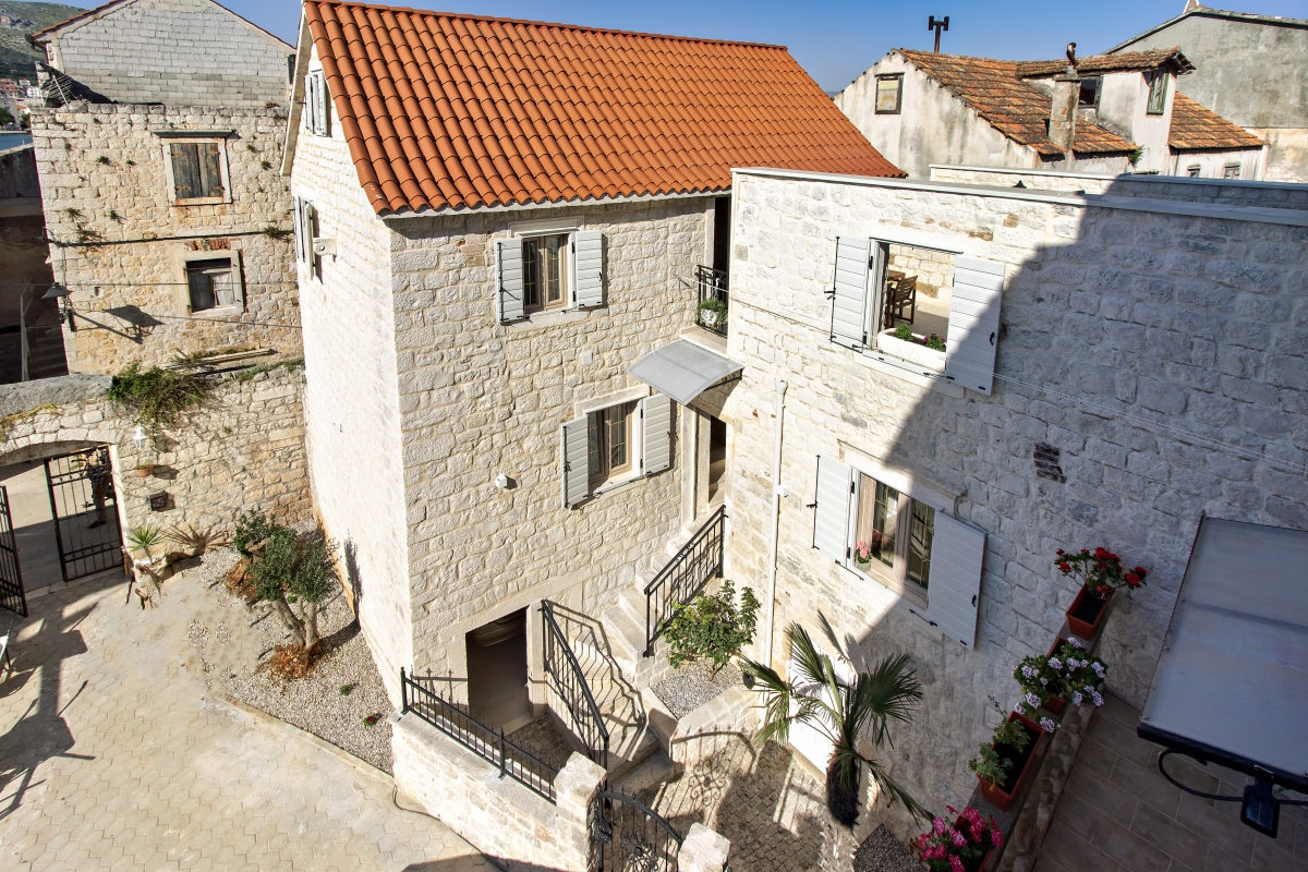 Autentica casa in pietra dal design moderno