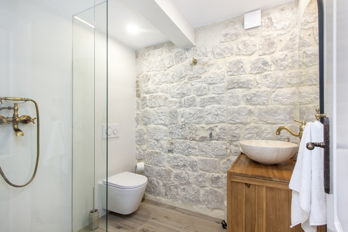 Autentica casa in pietra dal design moderno