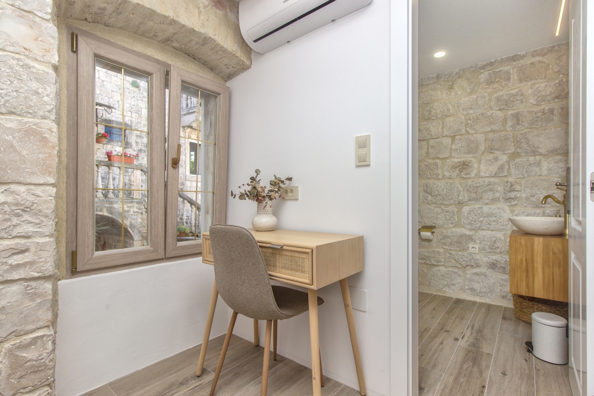 Autentica casa in pietra dal design moderno