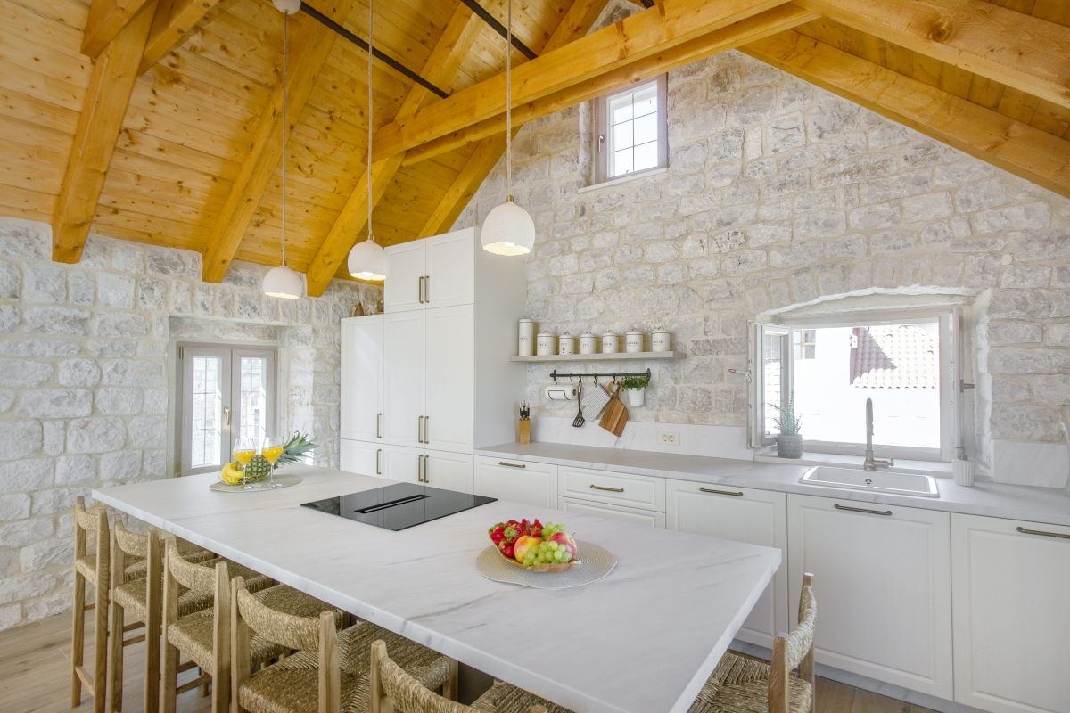 Autentica casa in pietra dal design moderno