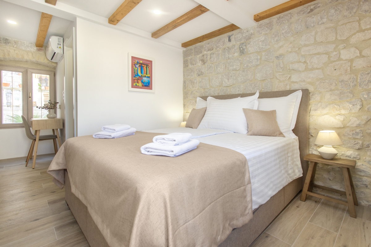 Autentica casa in pietra dal design moderno