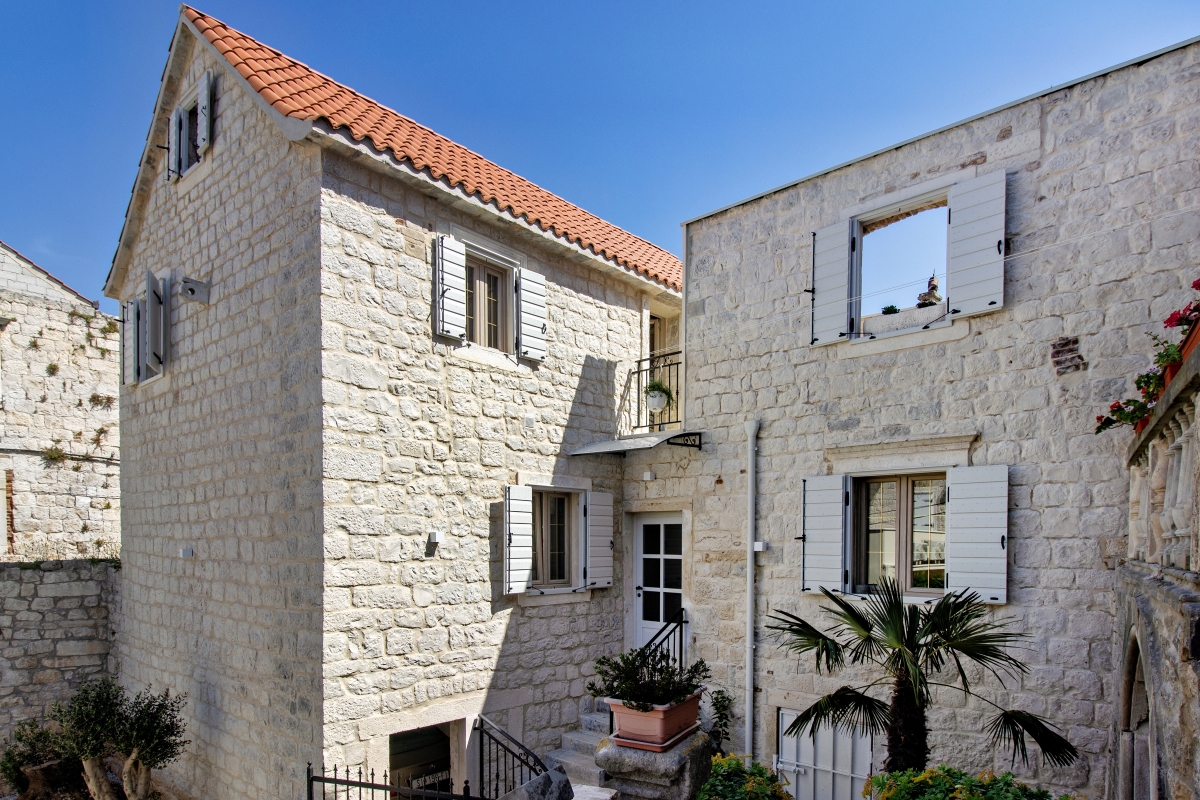 Autentica casa in pietra dal design moderno