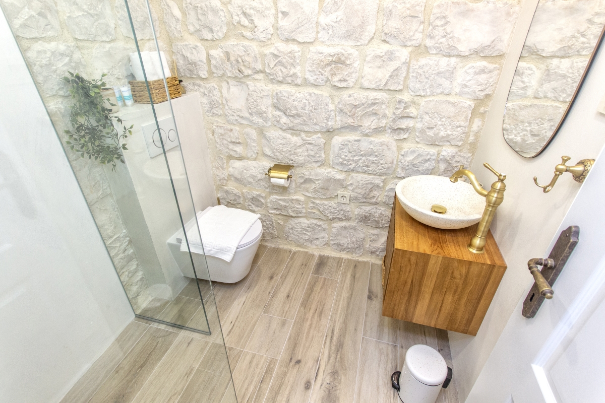 Autentica casa in pietra dal design moderno