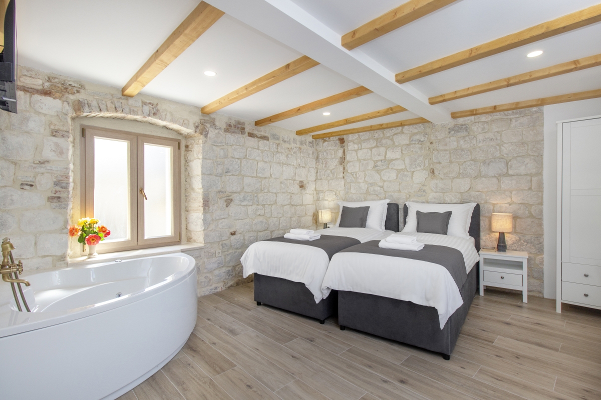 Autentica casa in pietra dal design moderno