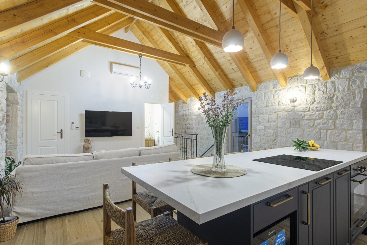 Autentica casa in pietra dal design moderno