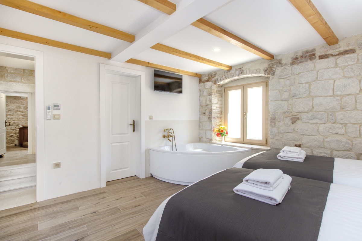 Autentica casa in pietra dal design moderno