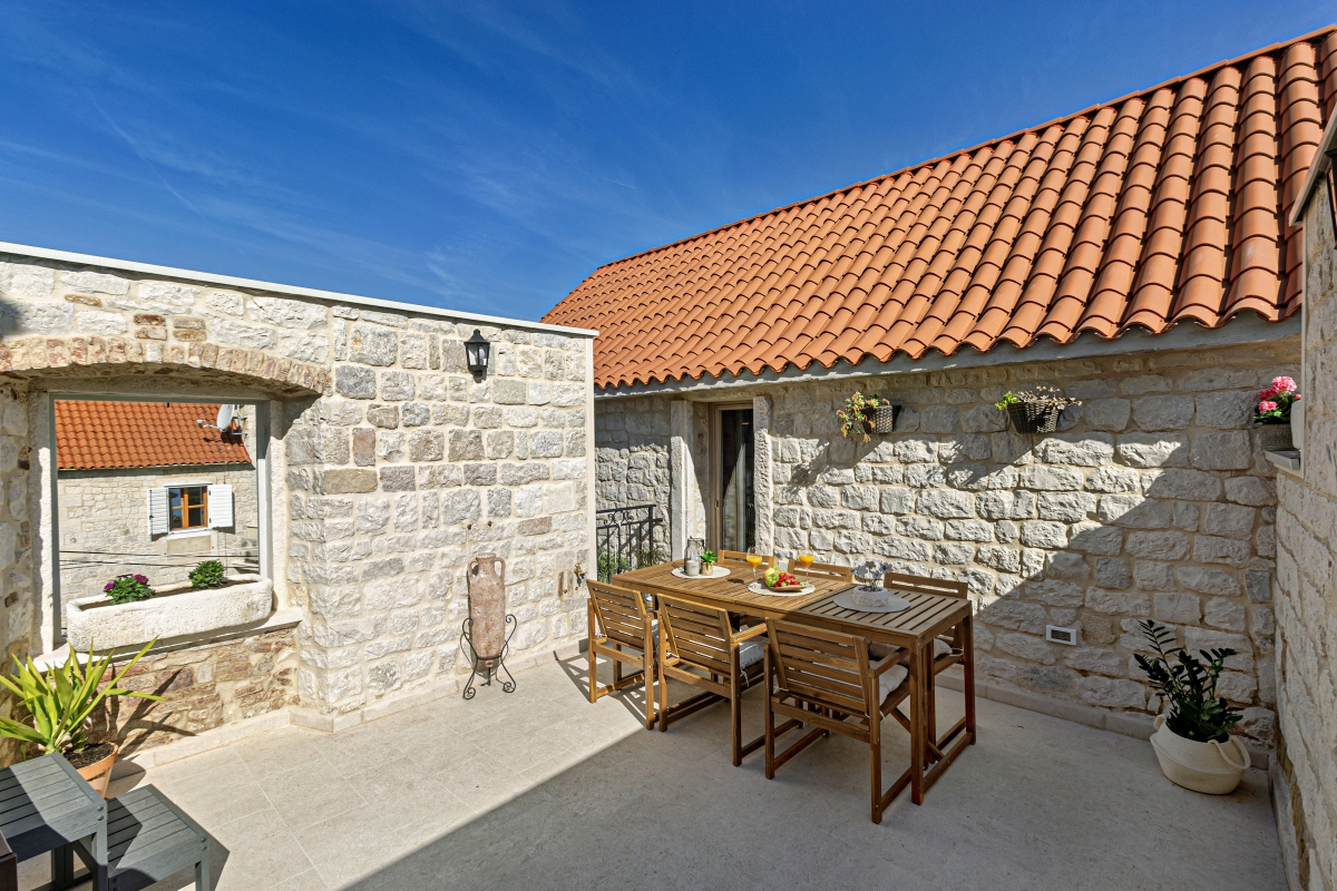 Autentica casa in pietra dal design moderno