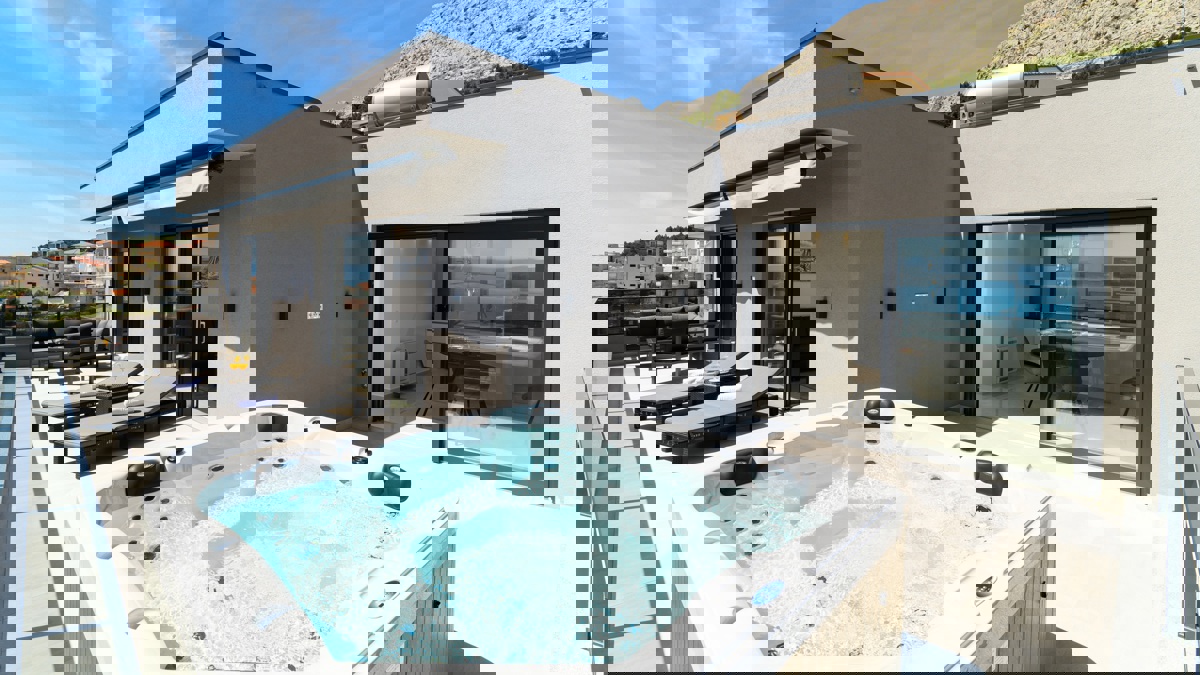 Villa moderna con piscina e vista mare