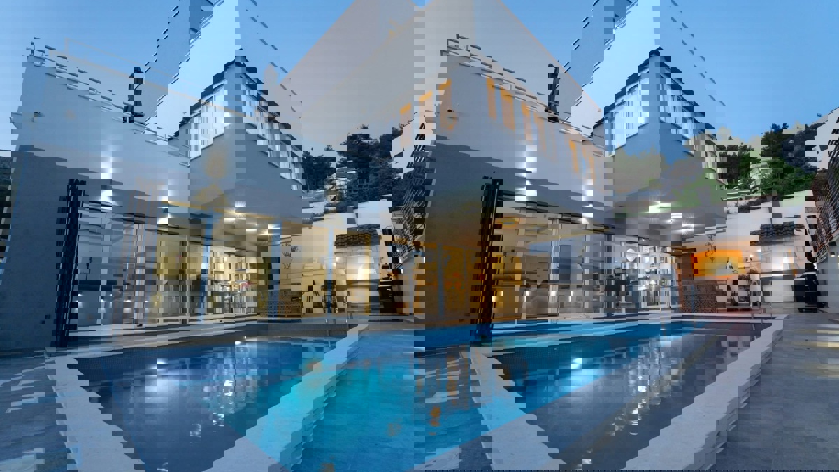 Villa di lusso con vista sulla costa mediterranea