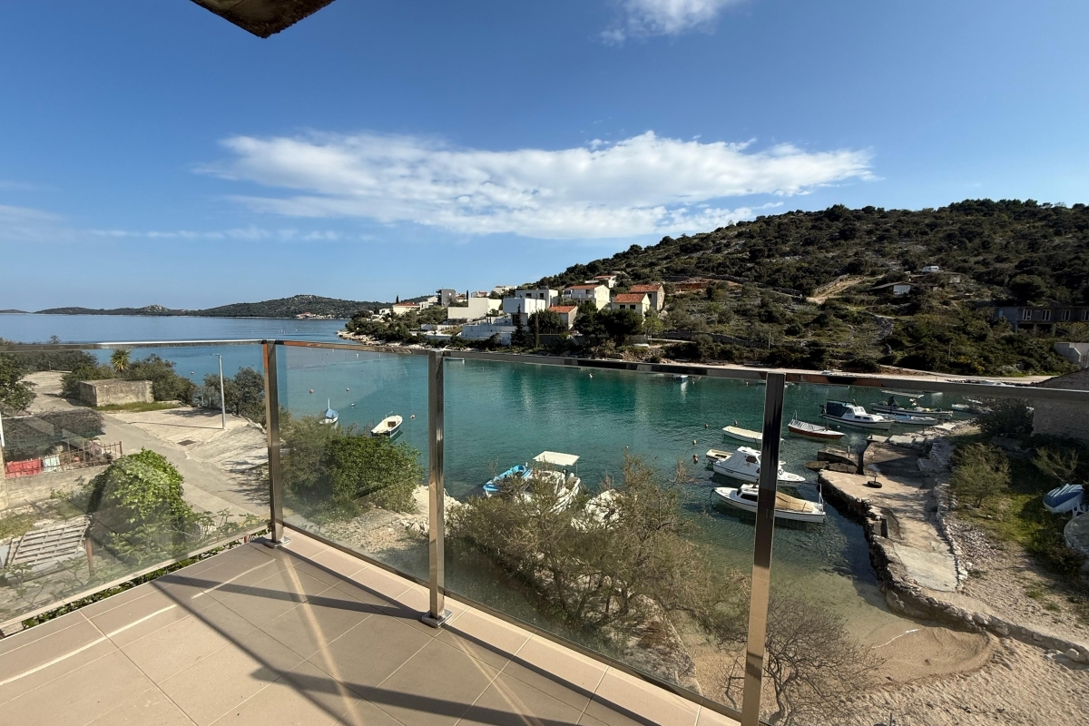 Casa con appartamenti unica in prima fila sul mare