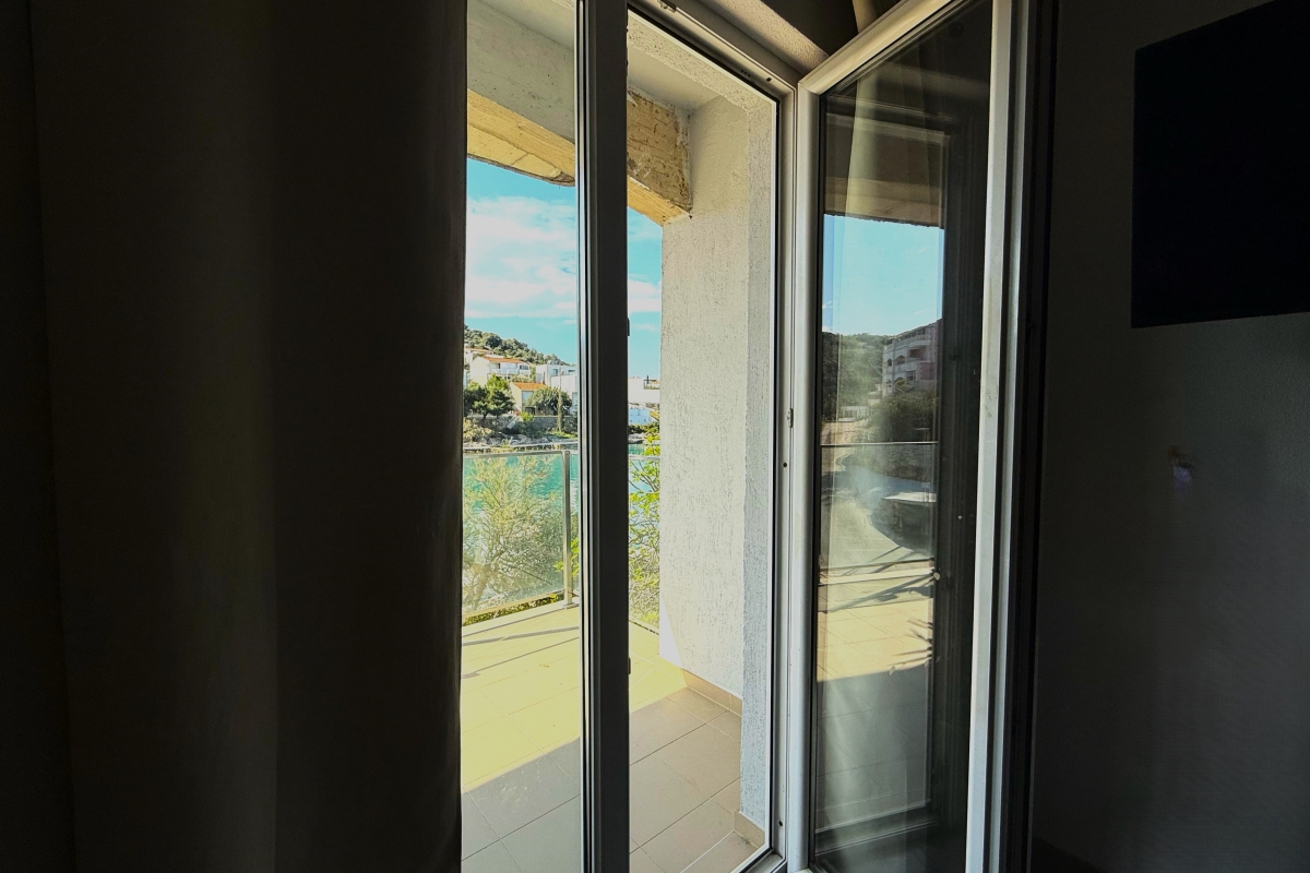 Casa con appartamenti unica in prima fila sul mare