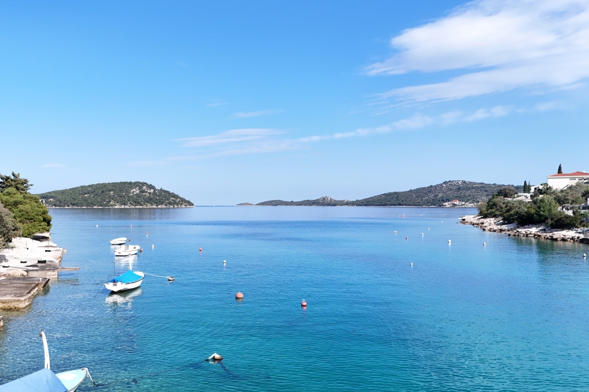 Casa con appartamenti unica in prima fila sul mare